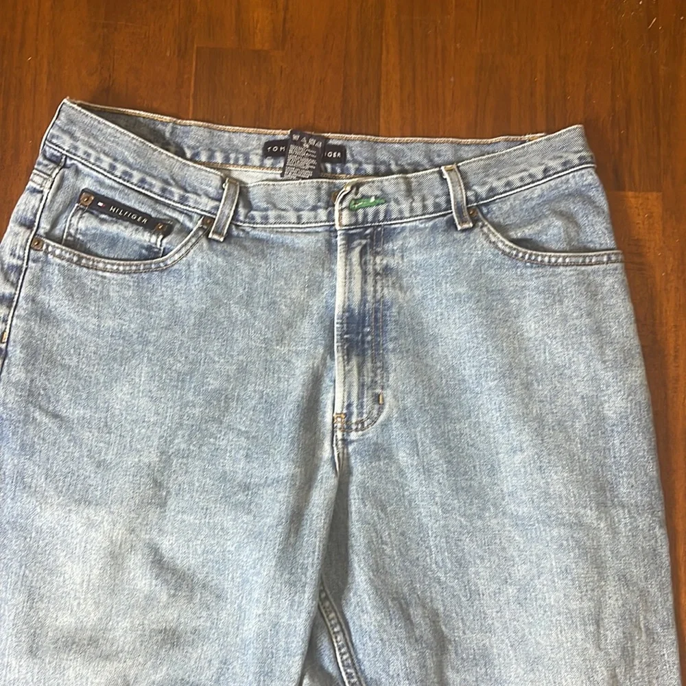 Tommy Hilfiger mens relaxed fit jeans. Size 36 inseam 30. EUC. Light blue wash